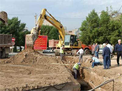 عملیات اجرایی اتصال خروجی شبکه فاضلاب منطقه کیانپارس اهواز واقع در خیابان میهن به خط اصلی فاضلاب