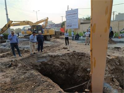 عملیات اجرایی اتصال خروجی شبکه فاضلاب منطقه کیانپارس اهواز واقع در خیابان میهن به خط اصلی فاضلاب